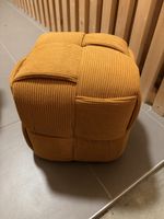 Petit pouf / repose-pieds moutarde en velours côtelé