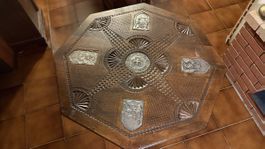 Tavolo commemorativo svizzero 1940 in legno intagliato