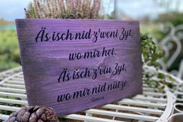 Holzschild „Äs isch nid z’weni Zyt“