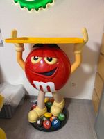 M&M’s Riesenfigur mit Ablage – origineller Blickfang