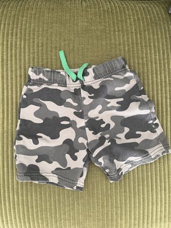 Short Benetton garçon, motif camouflage, taille 92