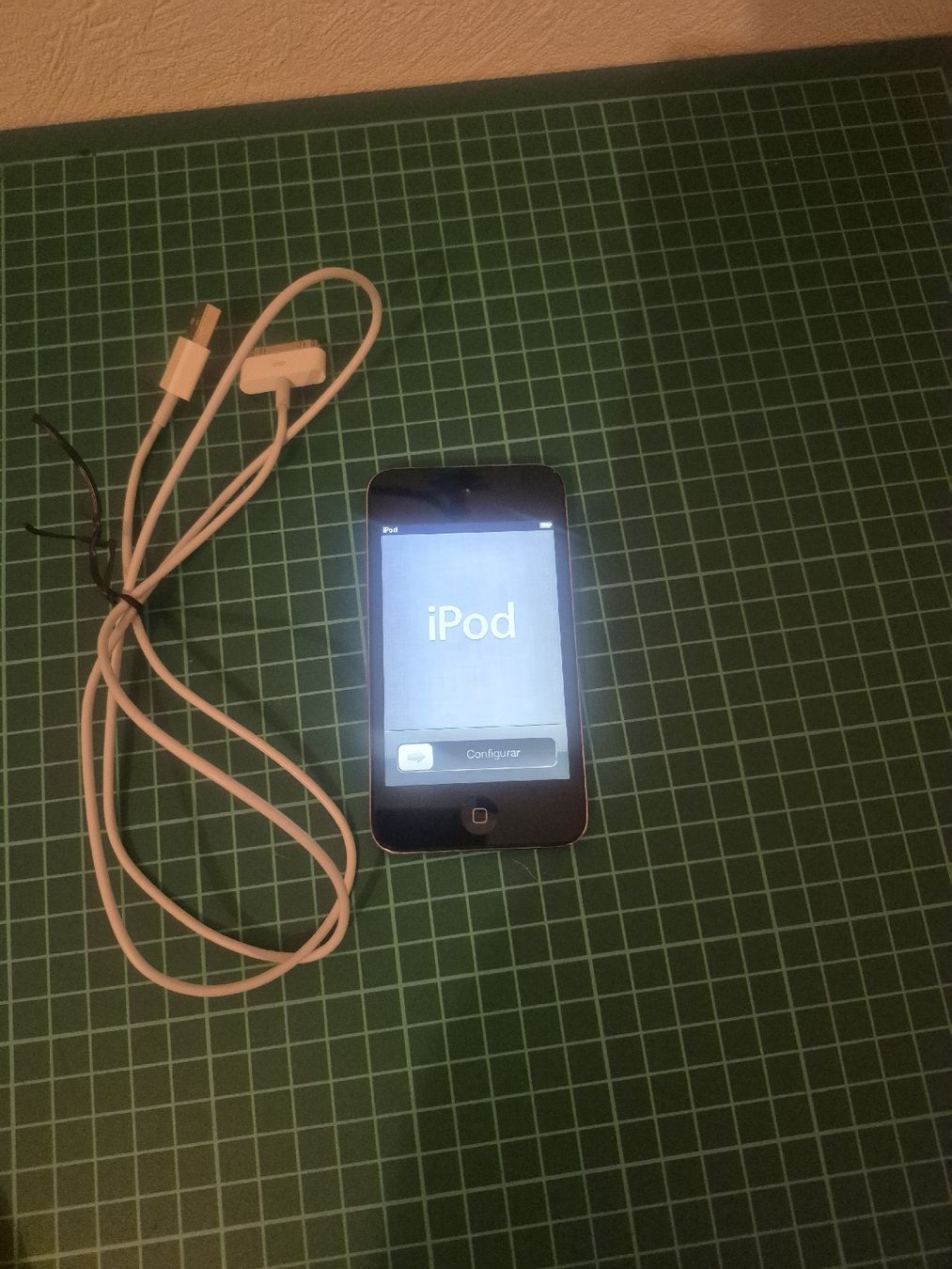 Apple Lettore multimediale portatile: iPod Touch 4th Generation - Perfect for Summer Tunes! 8GB – Usato da Meyrin venduto da Retro-GZ