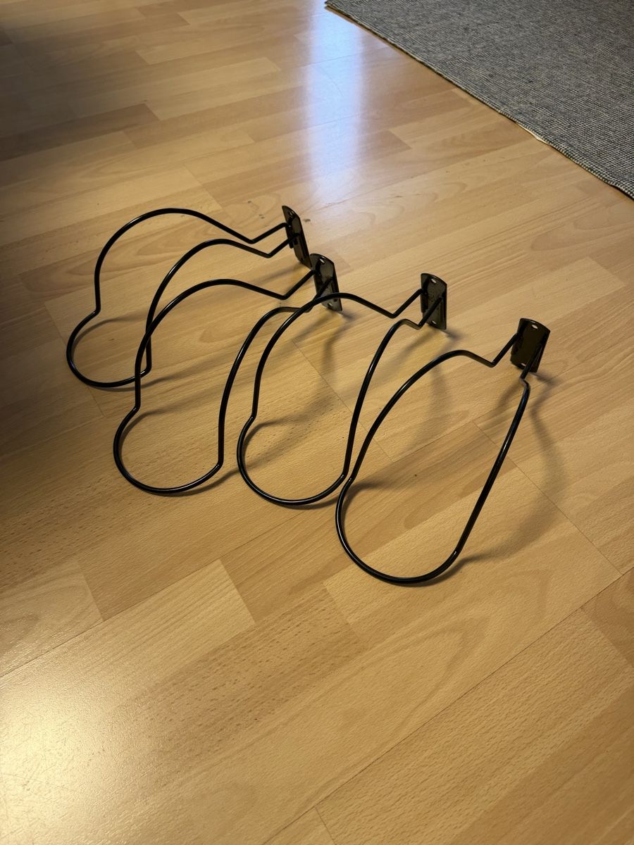 Supporti a parete: Helmhalter Stahl schwarz 4 Stk. neuwertig – Usato da Bubikon venduto da LocoHoam 1