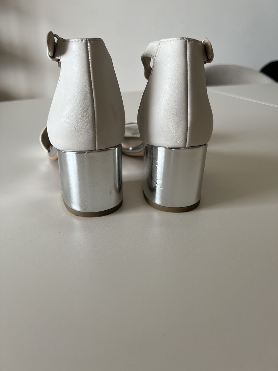 Scarpe da donna: Sandalen Gr 38 (Silver/Baige) – Usato da Basel venduto da Ksjusha 2