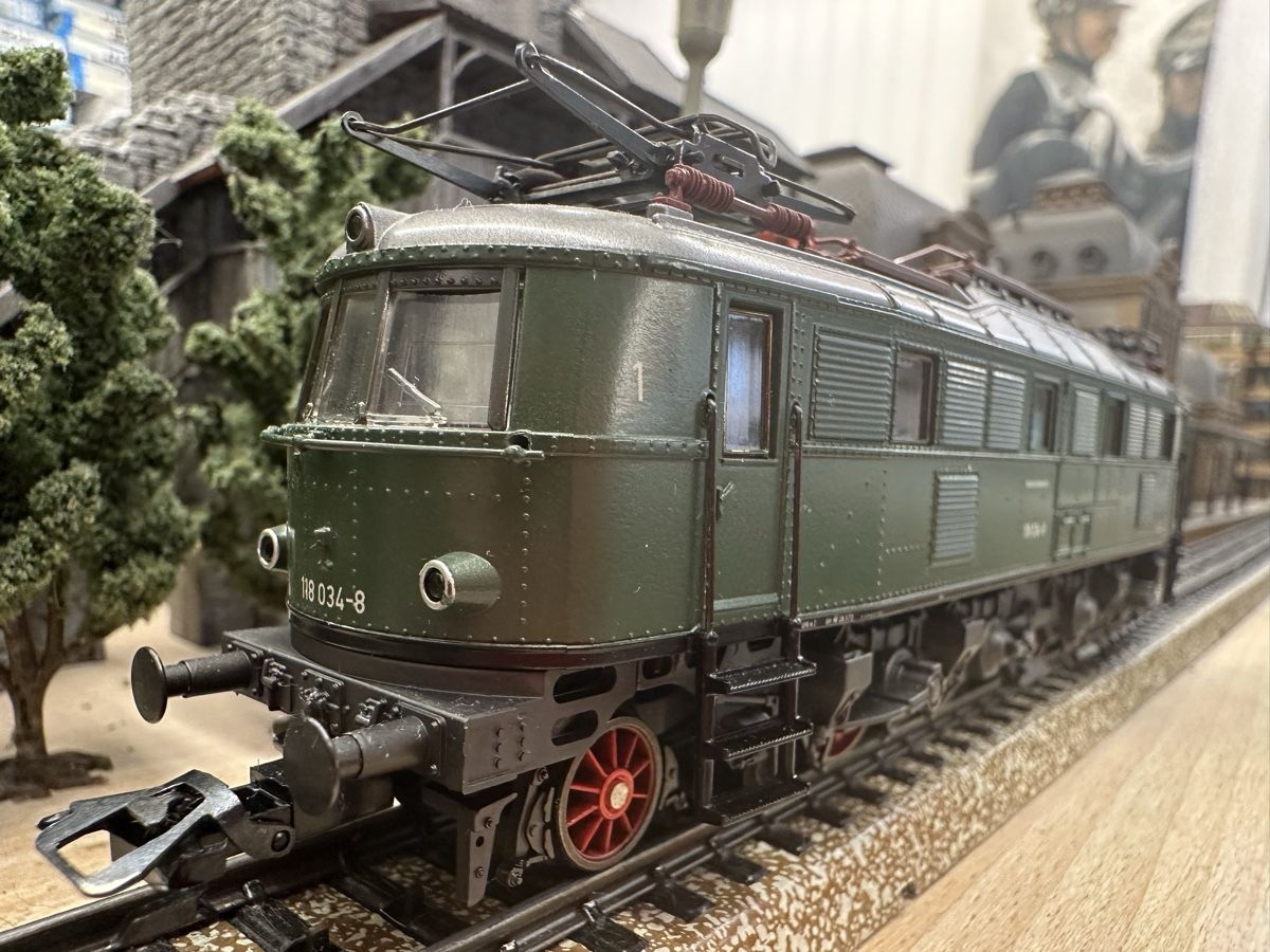 Märklin Modellini di ferrovie: Märklin 3367 DB BR 118 – Usato da Lupsingen venduto da New-Haven