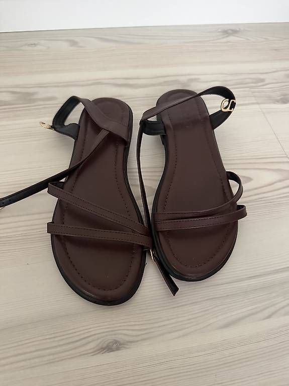 Scarpe da donna: Braune Riemchensandalen Gr. 38/39 – Usato da Frauenfeld venduto da _vivano_ 1