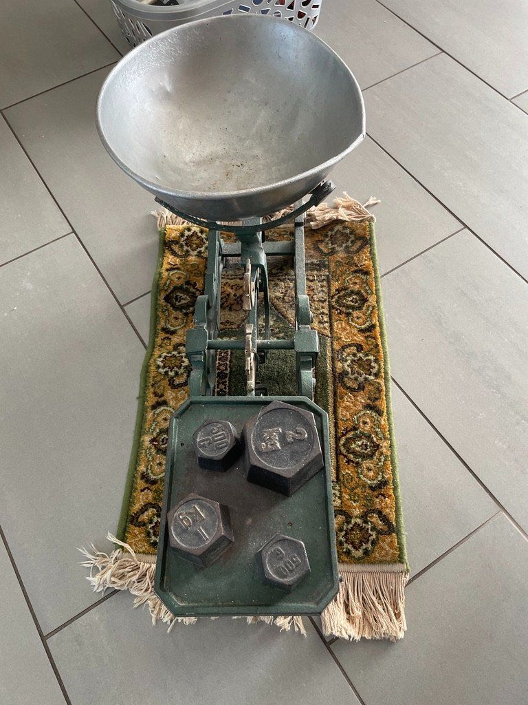 Bilance e pesi: Alte Waage mit Gewichten 75x32cm – Usato da Gelterkinden venduto da RemoViscardi 1