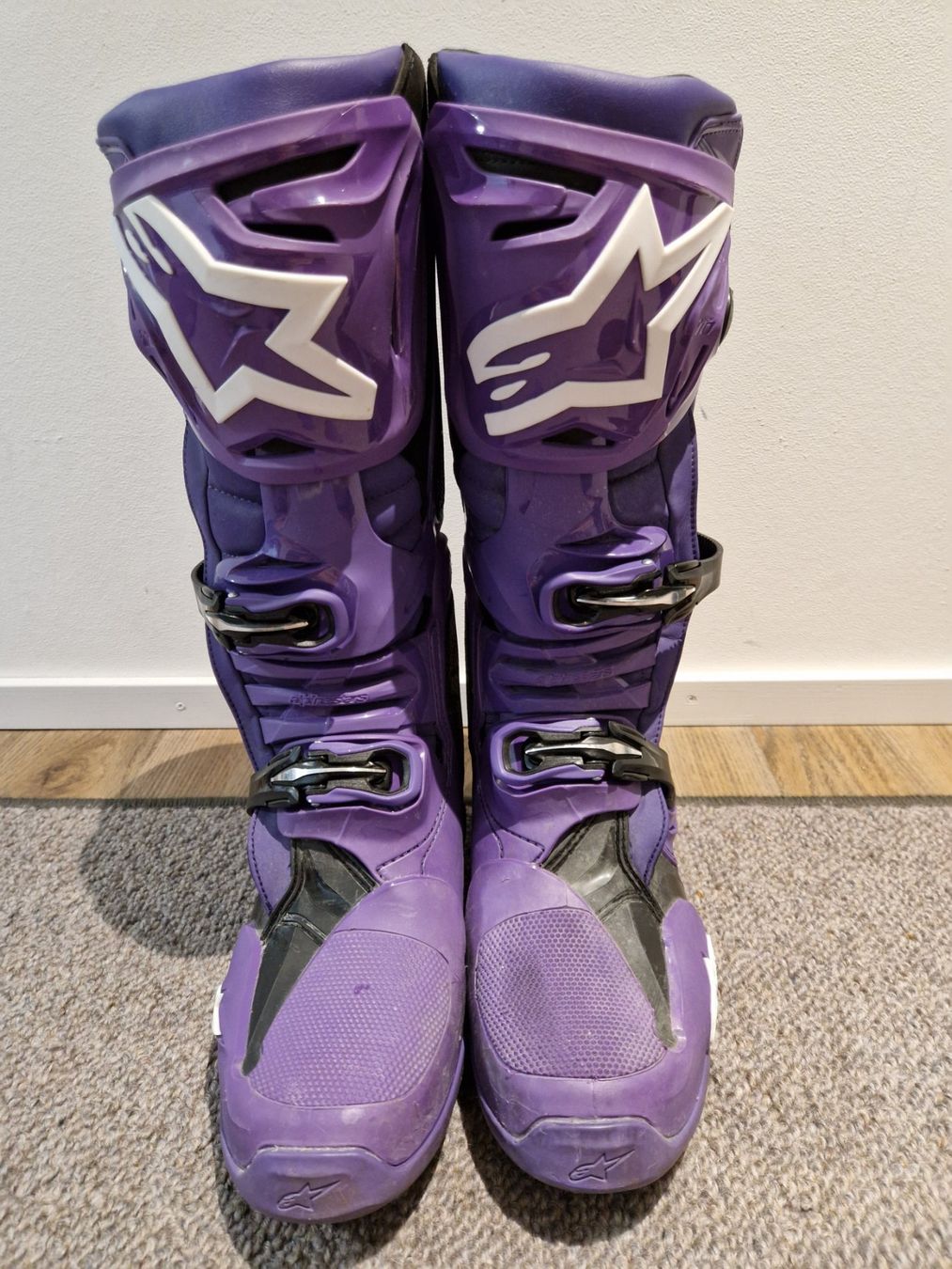 Alpinestars Scarpe da uomo: Alpinestars Stiefel Tech10, violett/schwarz – Usato da Visp venduto da eli.b. 2