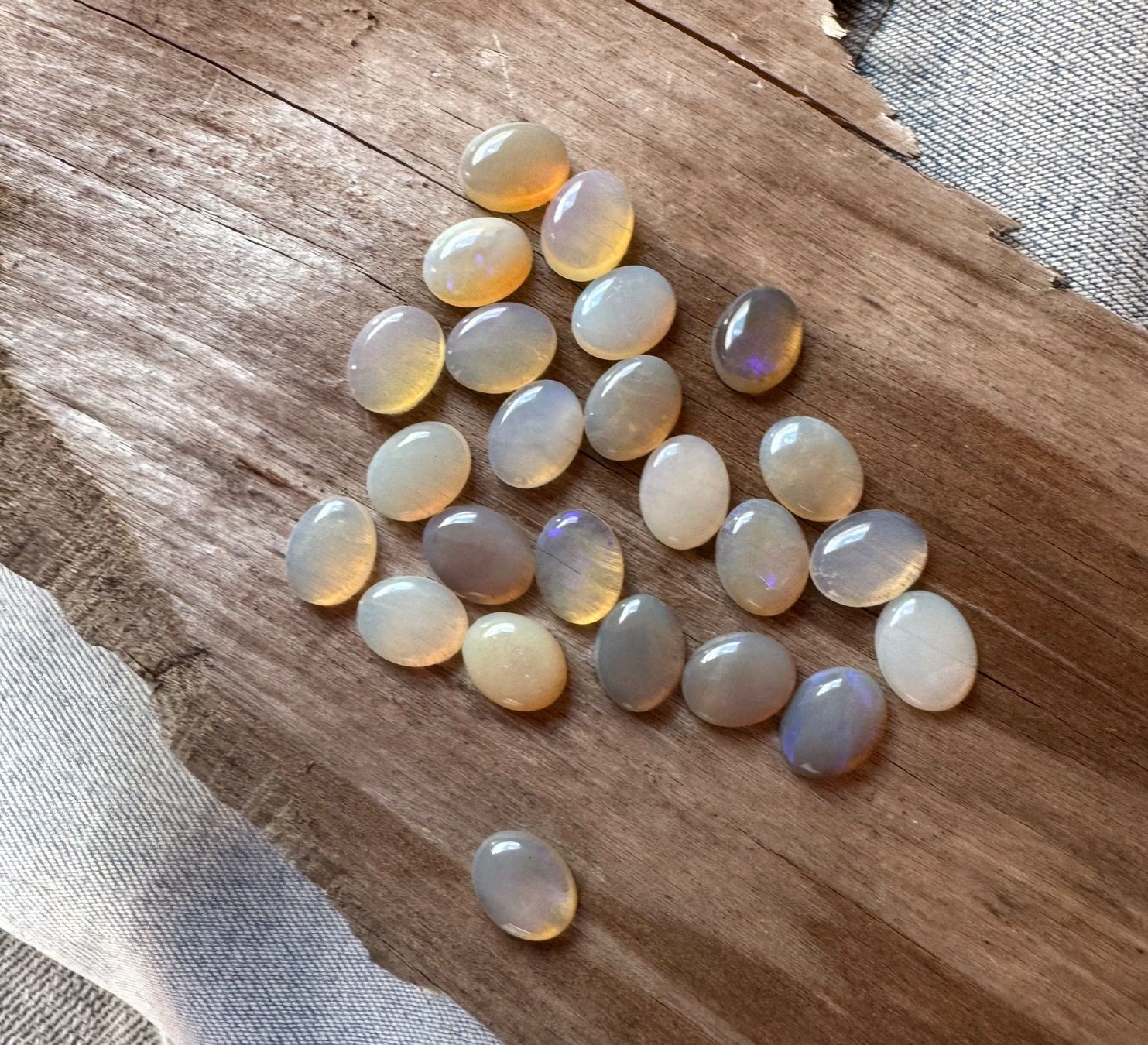 Fossilien: 24 Stk  Cabochons Opal  echt!!  oval    7x9mm  solid – Neu und originalverpackt aus Leuggern von gemshow