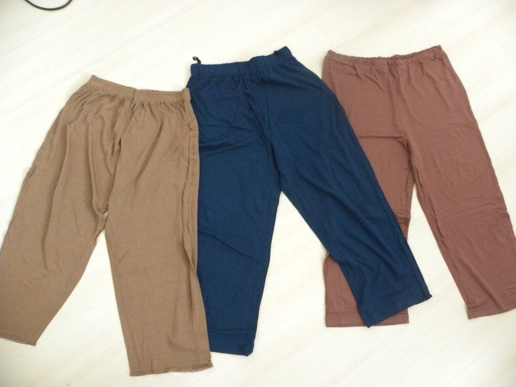 Lotti di vestiti: 3er Set leichte Stoffhosen, Grösse 42 – Usato da WALTERSWIL SO venduto da thb_ybm8 1