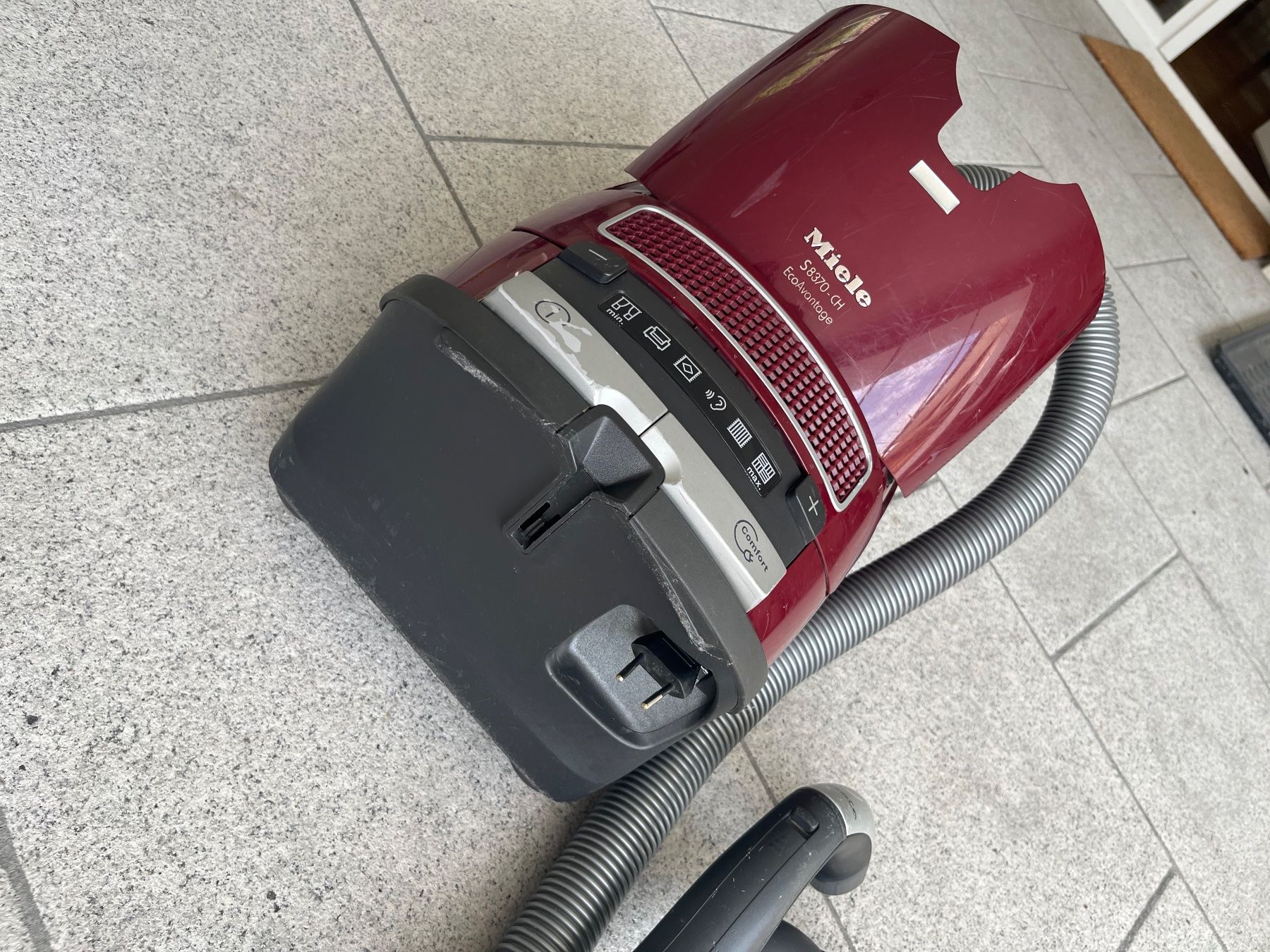 Miele Aspirateurs & Accessoires: Miele Staubsauger S8370 – D'occasion à Hinteregg par Monsky 3