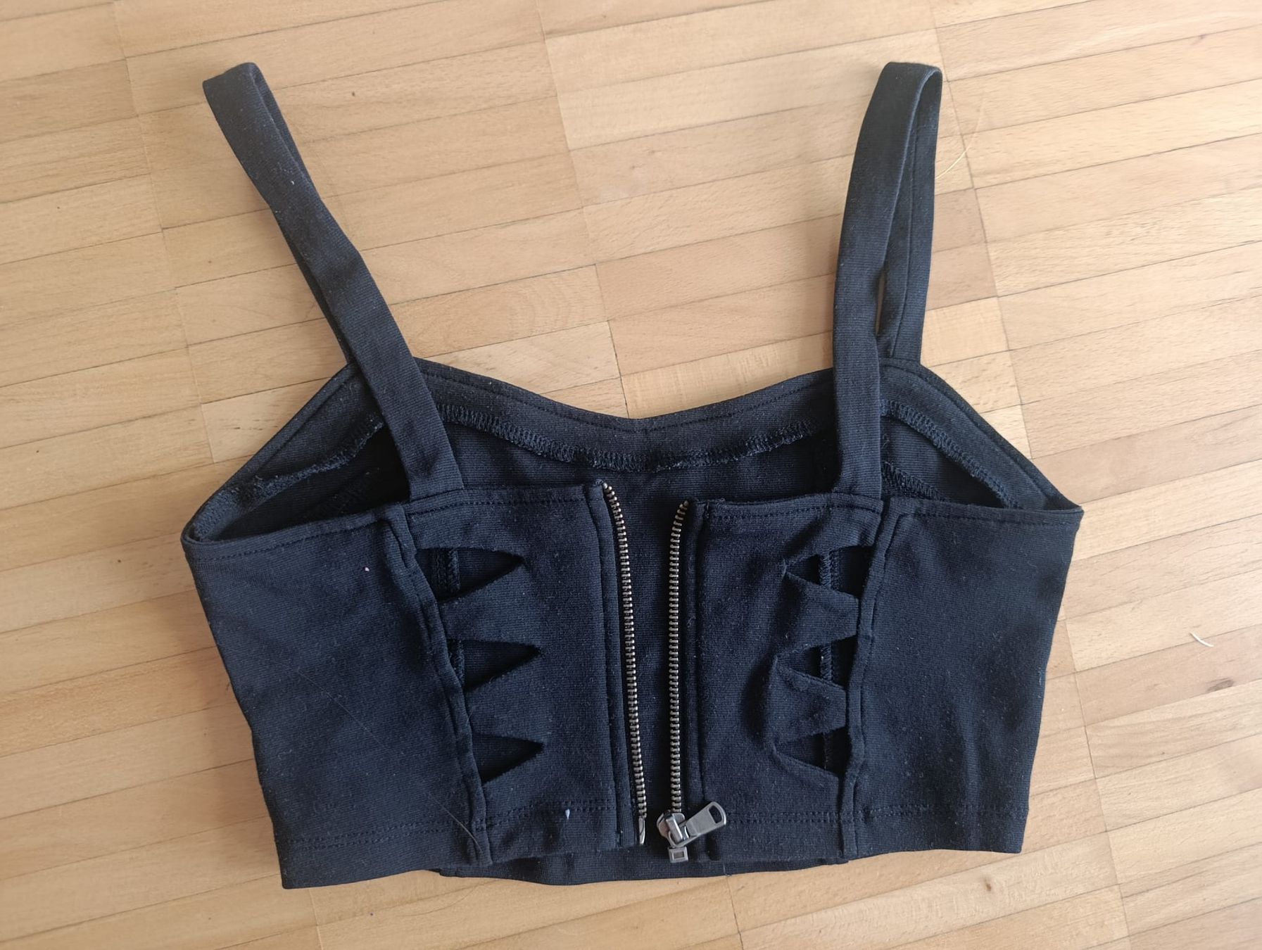 Tops: Schwarzes Crop Top mit Reissverschluss – Gebraucht aus Basel von mon_7m8h 1