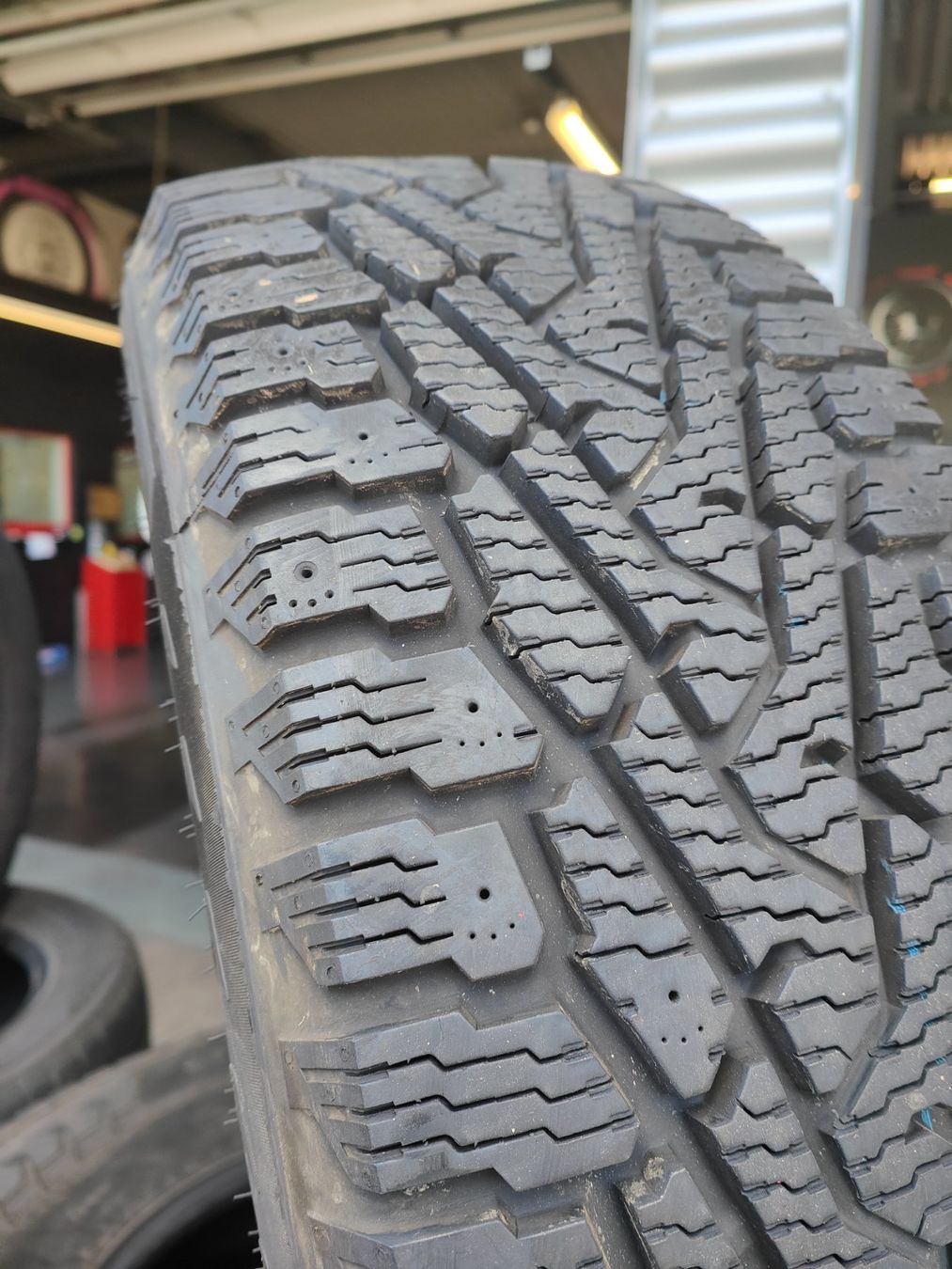 Nokian Pneumatici & Ruote complete: Winterreifen  275/65 R18 – Usato da Oberengstringen venduto da Reifen-Lagerverkauf 3