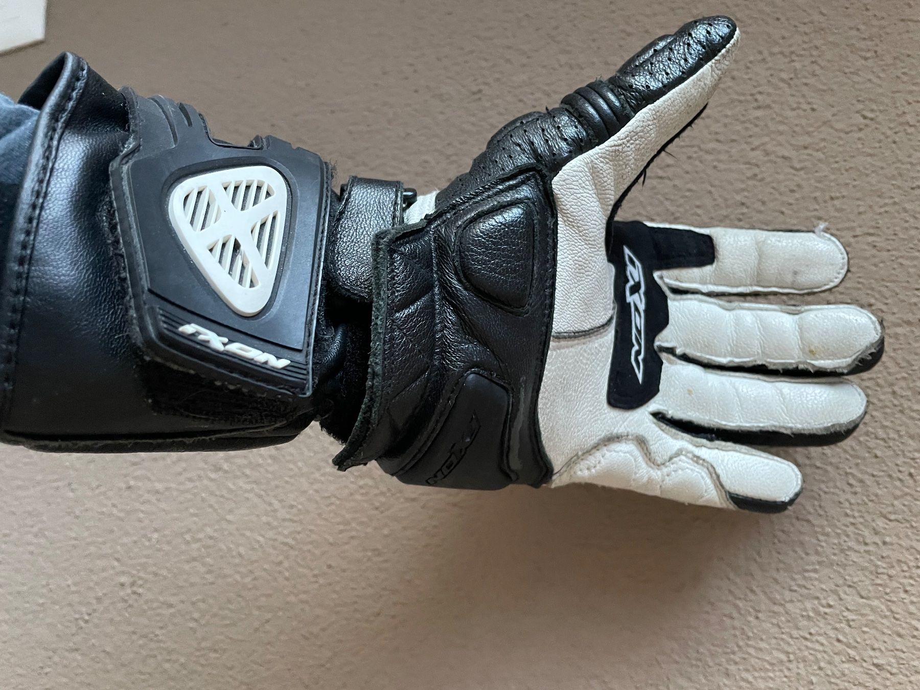 Altri accessori da uomo: Guanti moto – Usato da Quartino venduto da dav_9875 2