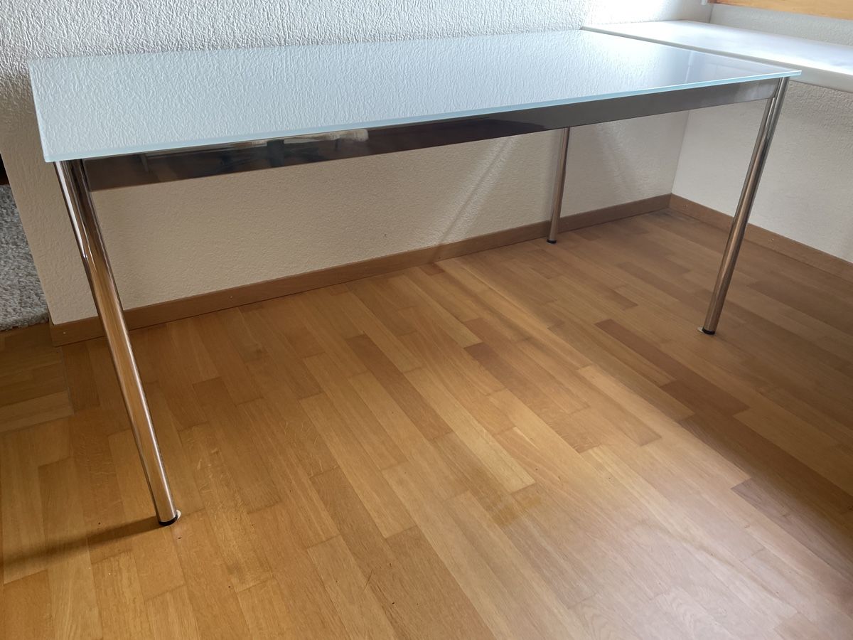 Interio Schreibtische: Bürotisch mit Glasplatte – Gebraucht aus Rickenbach SZ von reg_d29p