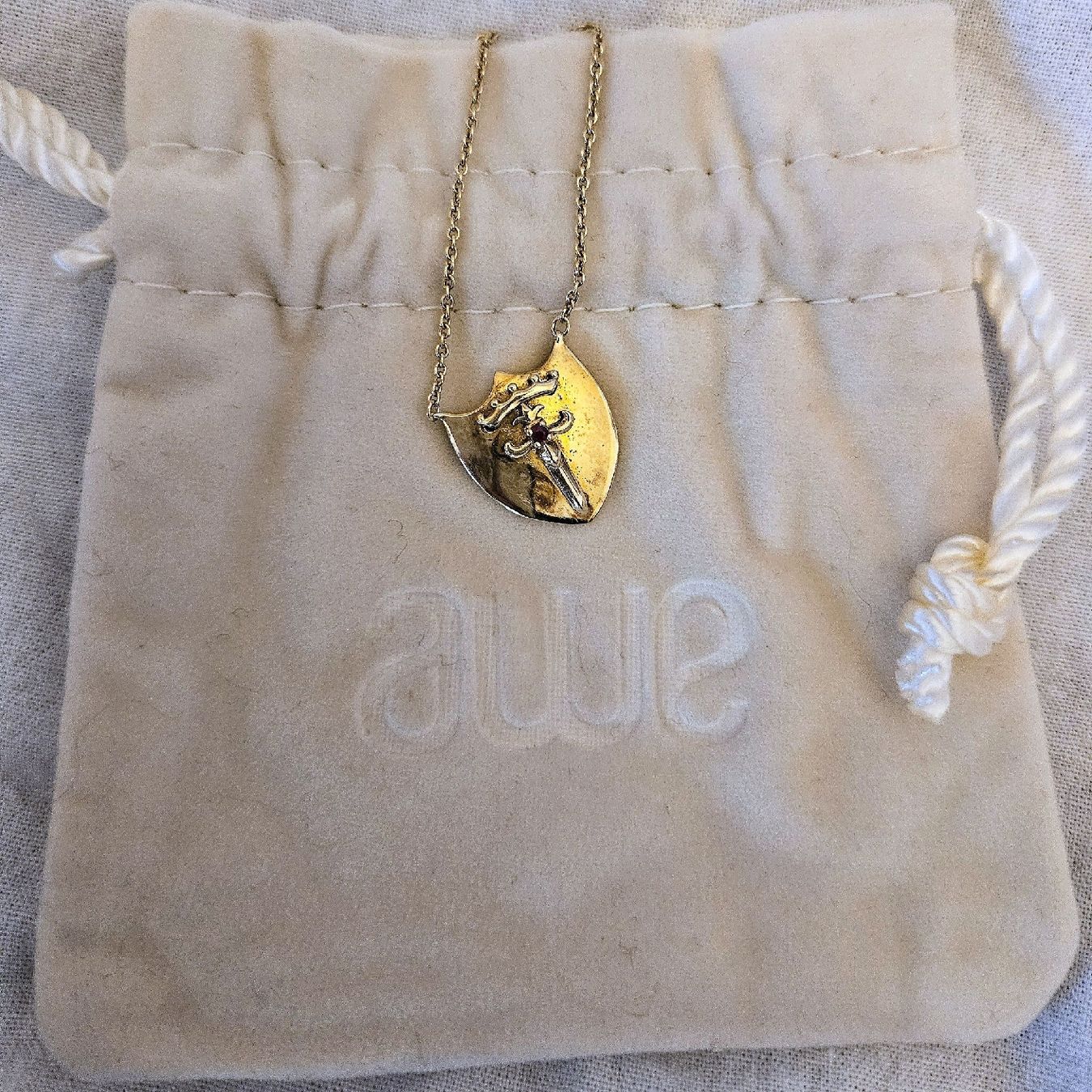 Ciondoli: Pendentif Awe Inspired plaqué or bouclier épée couronne – Usato da Bulle venduto da janeyreadsonthetrain