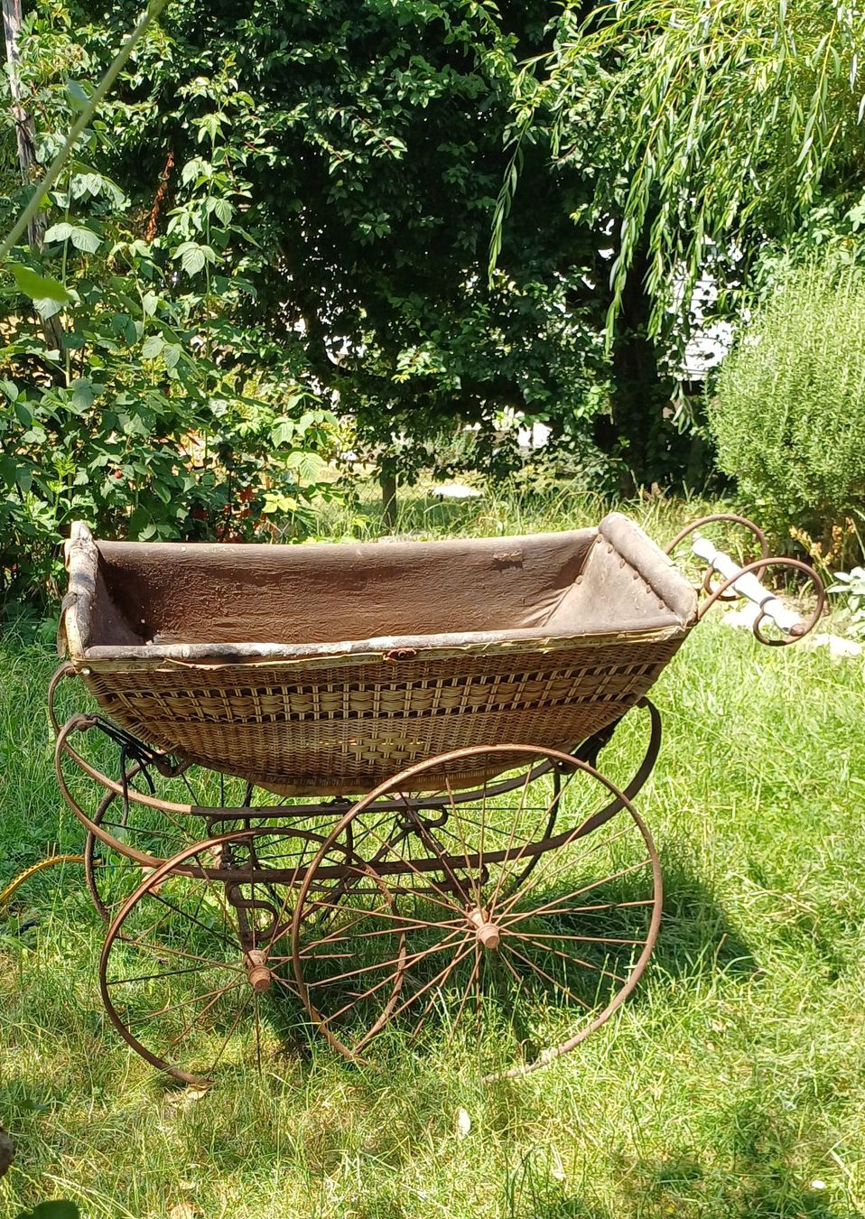 Kinderwagen: Antiker Kinderwagen, defekt – Defekt aus Täuffelen von fellv 1