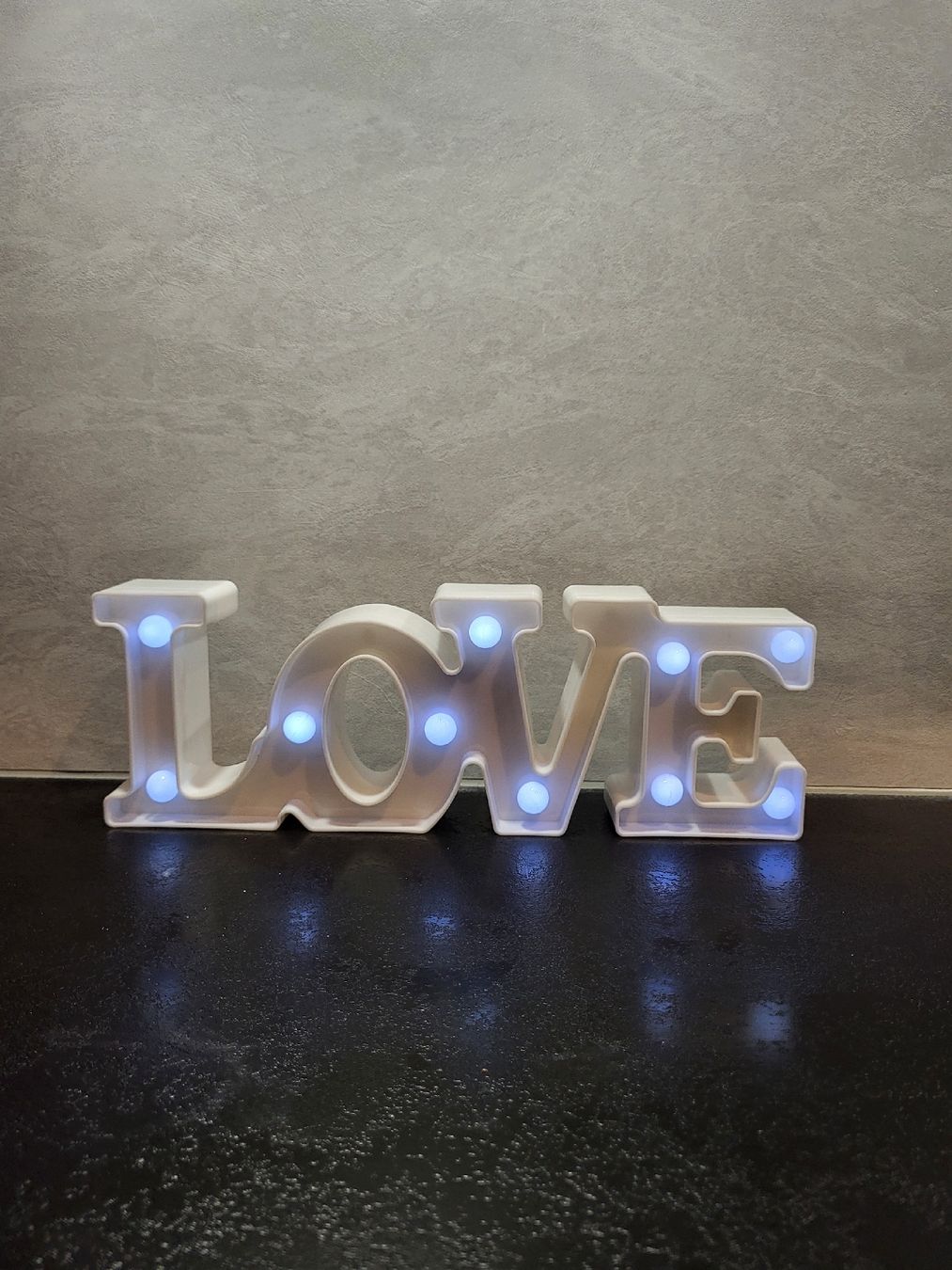 Toutes les décorations: Leuchtschrift "Love" – D'occasion à Kandersteg par sli_7 1
