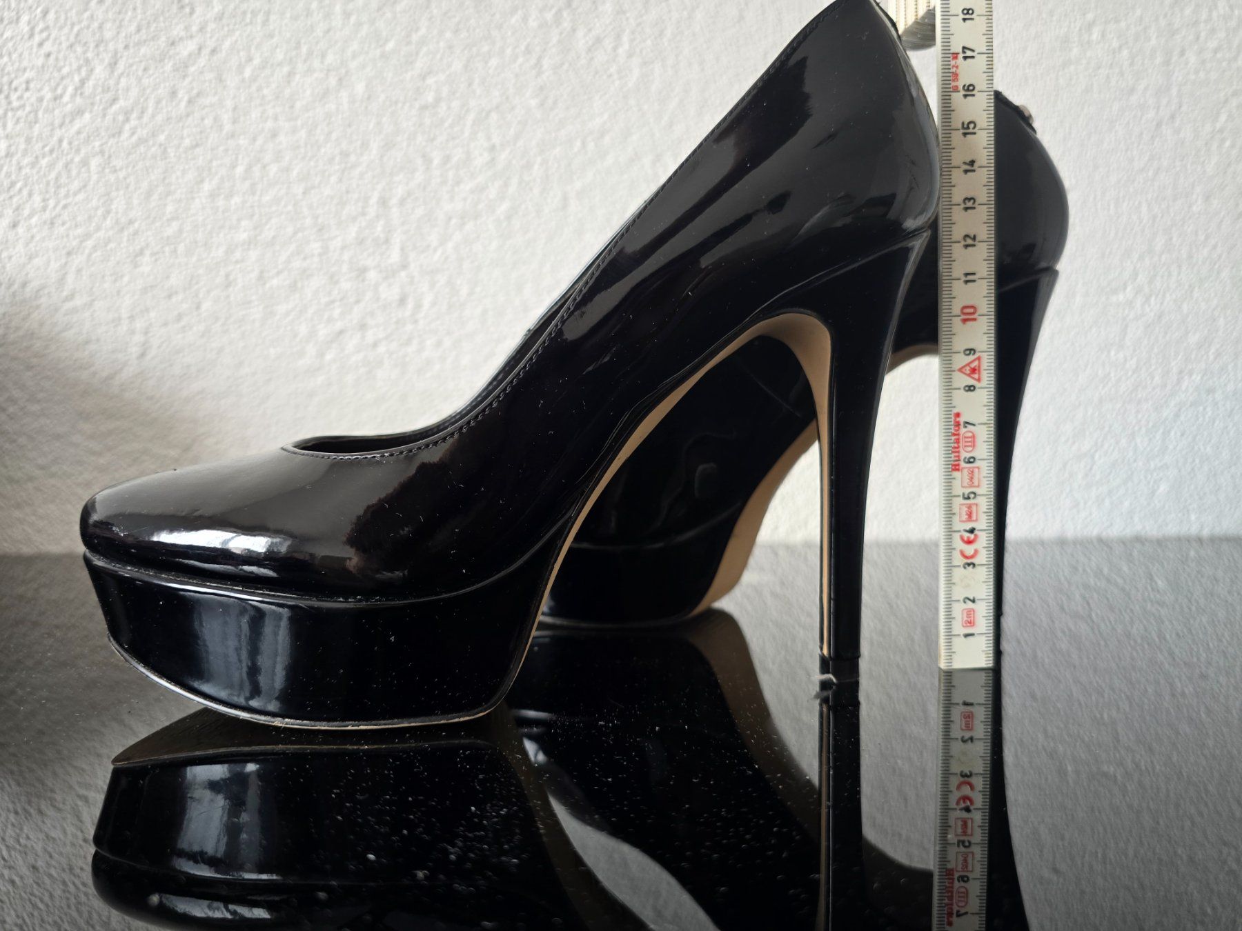 Damenschuhe: Guess Lack Pumps, Schwarz, Gr. 38 – Gebraucht aus Niedergösgen von and_zvh2 2