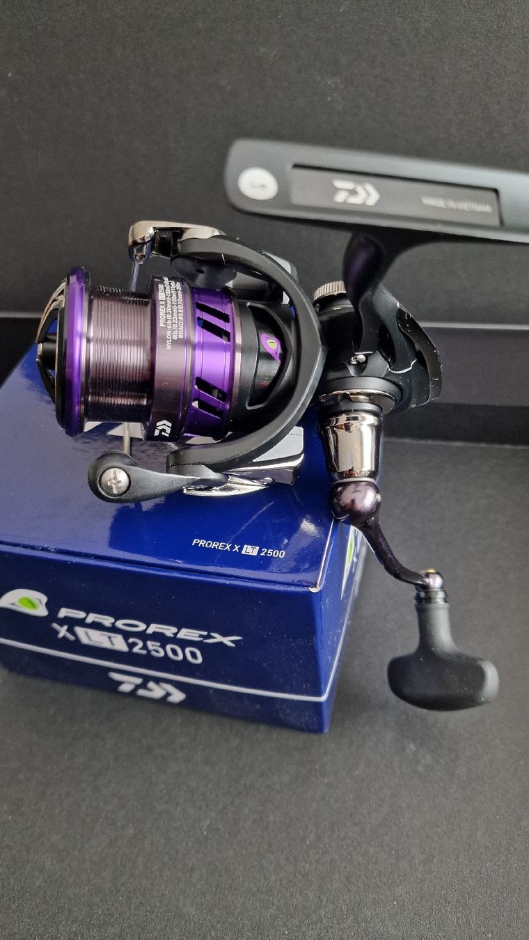 Daiwa Rollen & Spulen: Daiwa Prorex X LT Spinnrolle PRXLT2500 – Neu und originalverpackt aus Bassersdorf von Al-EnStore 4