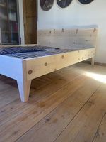 Arvenholz Bett mit Naturbaumkante 