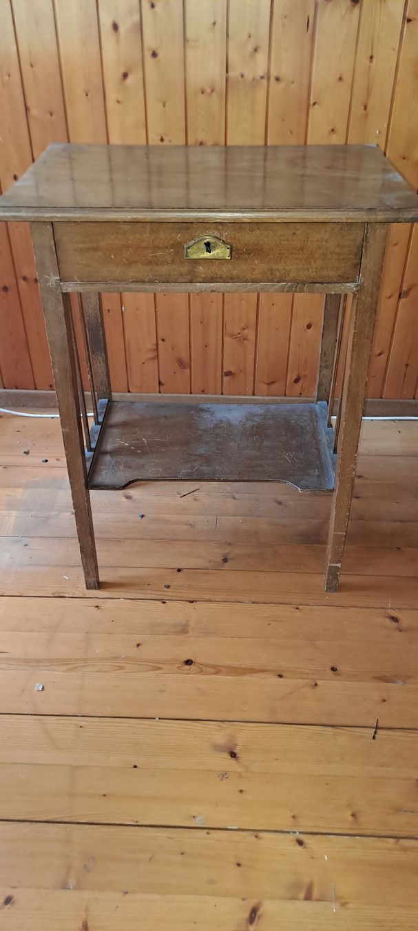 Tables de nuit: Nähtischlein – D'occasion à Gelterfingen par morice06