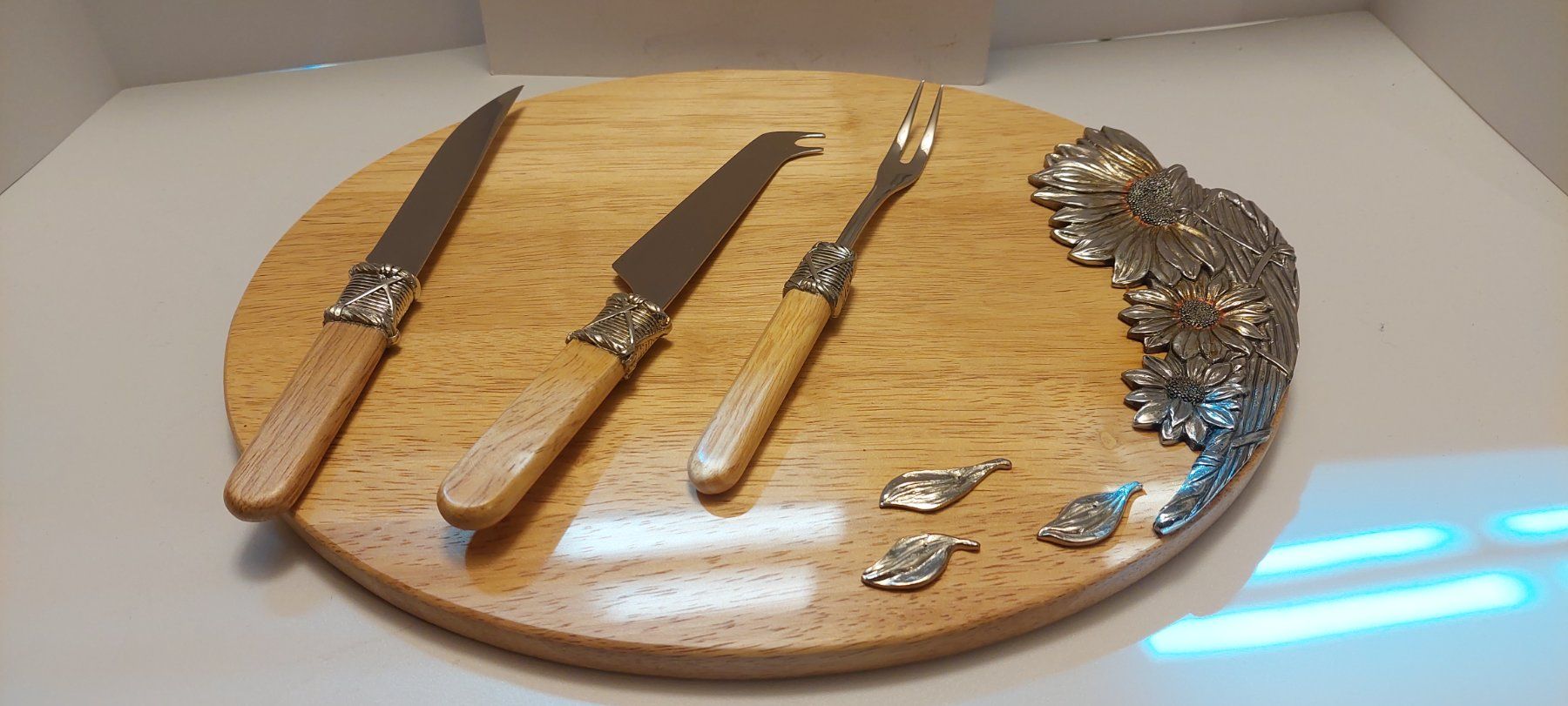 Set di piatti: Planche à decouper Royal Selangor en étain avec services – Usato da Chapelle-s-Moudon venduto da gerryp