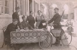 Gruppenfoto mit Fahrradfahrer