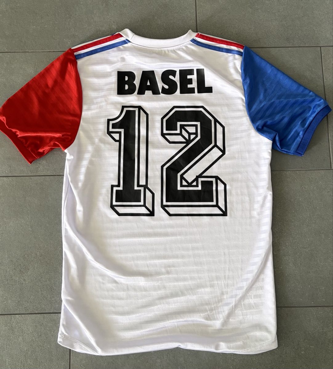FC Basel Canottiere & Pantaloni: FC Basel Trikot von MK 12 – Nuovo (secondo la descrizione) da Reinach BL venduto da NICI116 1