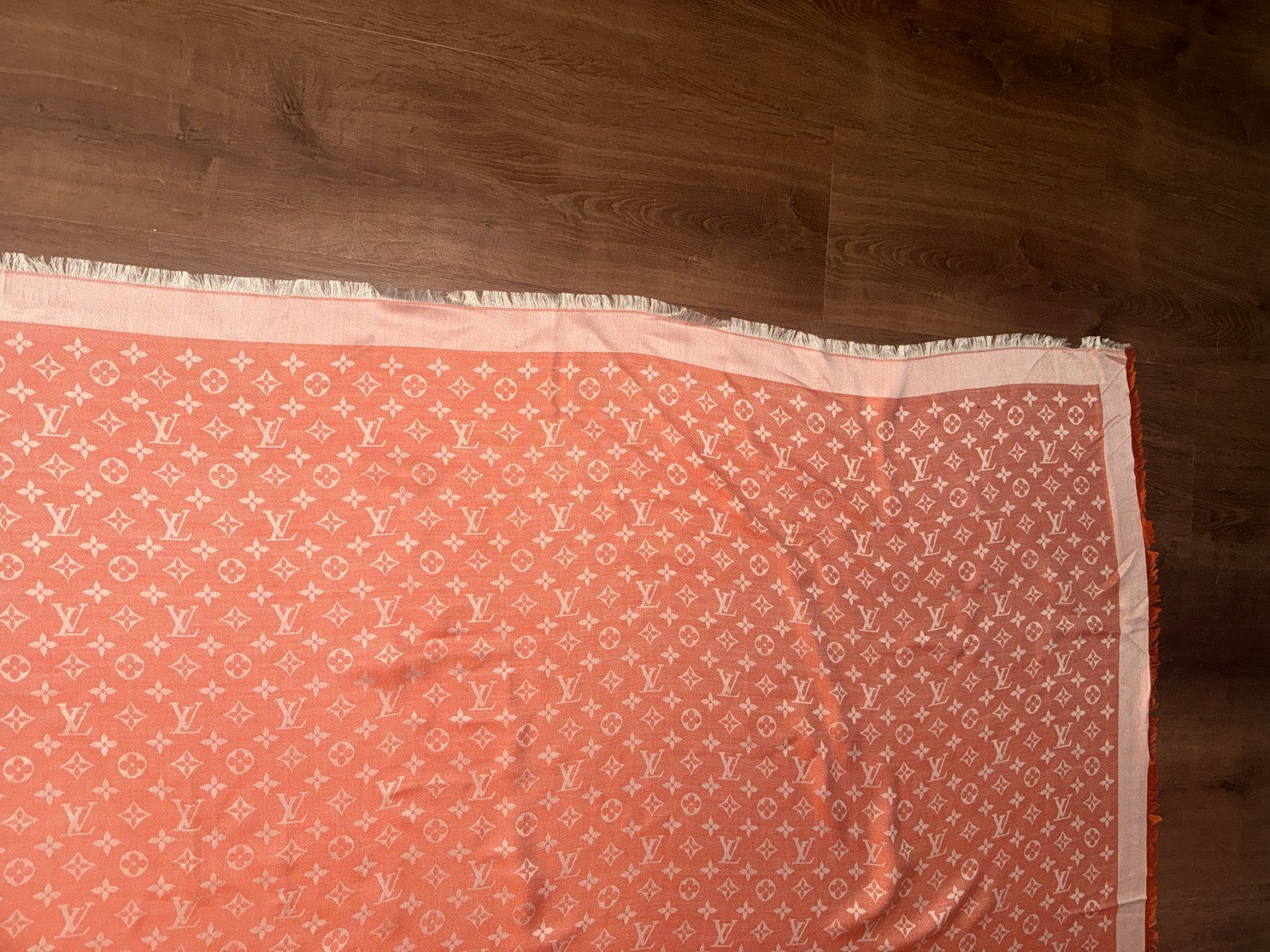 Louis Vuitton Foulard & Sciarpe: Châle Monogram Louis Vuitton – Usato da St-Sulpice VD venduto da juhdu 7