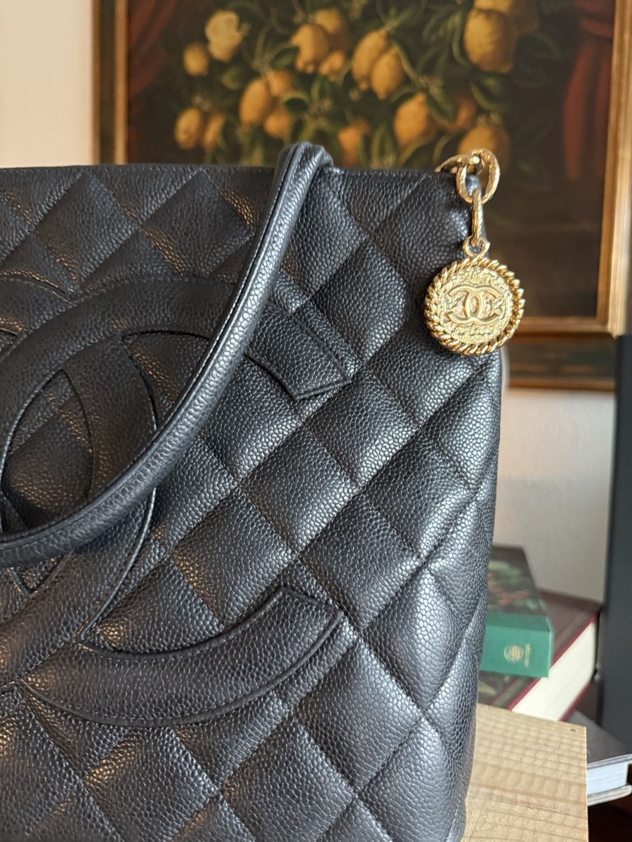Chanel Taschen für Damen: Chanel Shopper Gestepptes schwarzes 'Caviar'-Leder – Gebraucht aus Olten von ale_nb2x 2