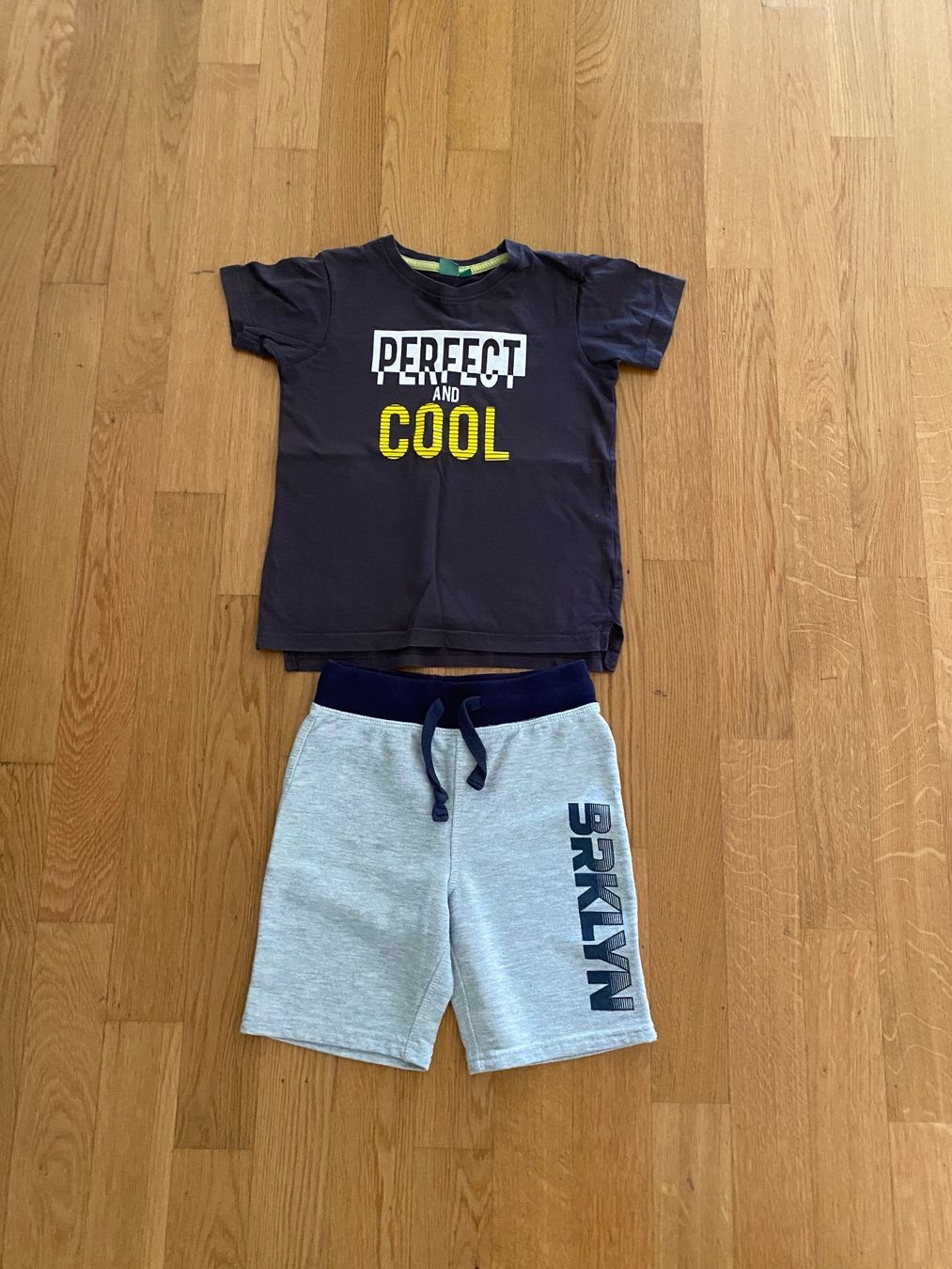 Camicie, T-shirt & Polo: Set T-Shirt & Hose Gr. 116 – Usato da Winterthur venduto da Baby117