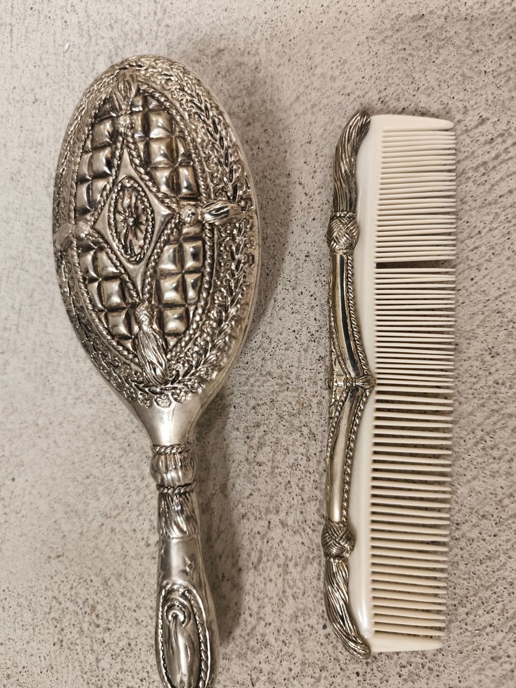 Altro per la cura dei capelli: Vintage Bürste und Kamm versilbert – Usato da Zürich venduto da Jul69