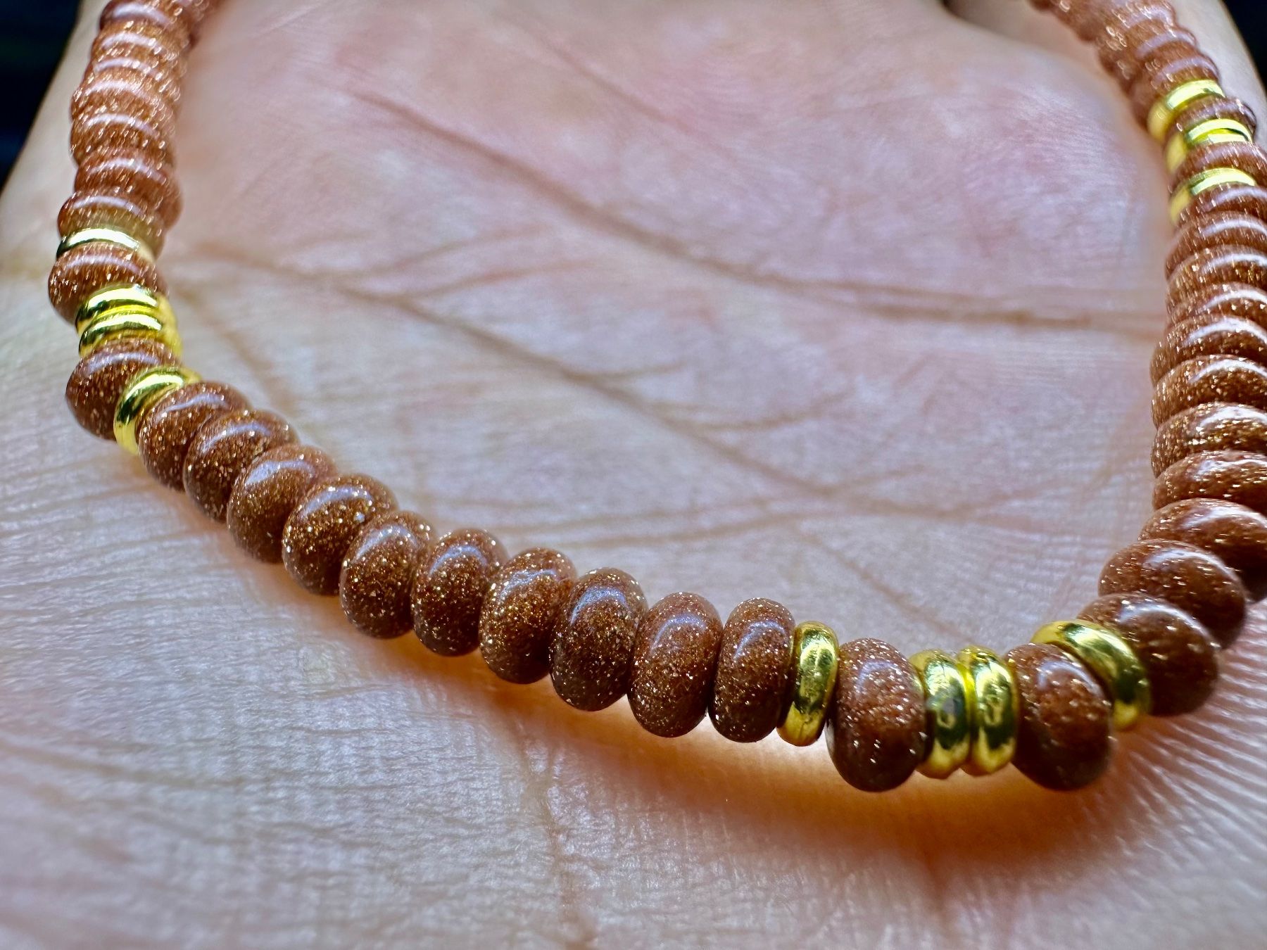Bracciali & Braccialetti: Elastisches Goldfluss-Armband – Scheibenperlen ca. 4 mm – Nuovo (secondo la descrizione) da Langenthal venduto da Seelenfreunde 2
