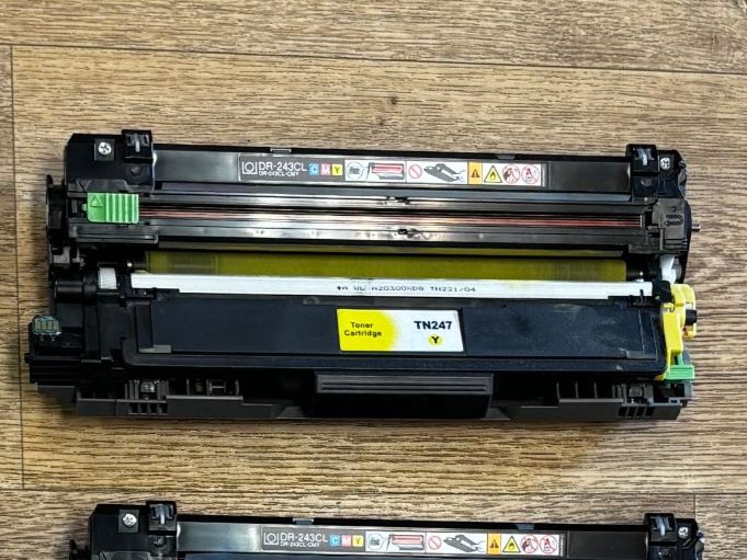 Brother Druckerpatronen & Toner: Toner TN247 gelb DR-243CL gebraucht – Gebraucht aus Präz von Claudiostrimer