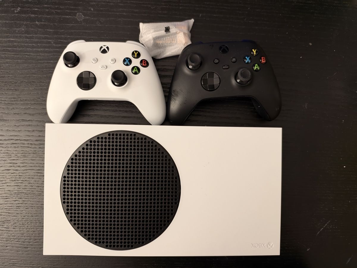 Microsoft Konsolen: XBox Series S 512GB - 2 Controller – Gebraucht aus Döttingen von er_amg_02