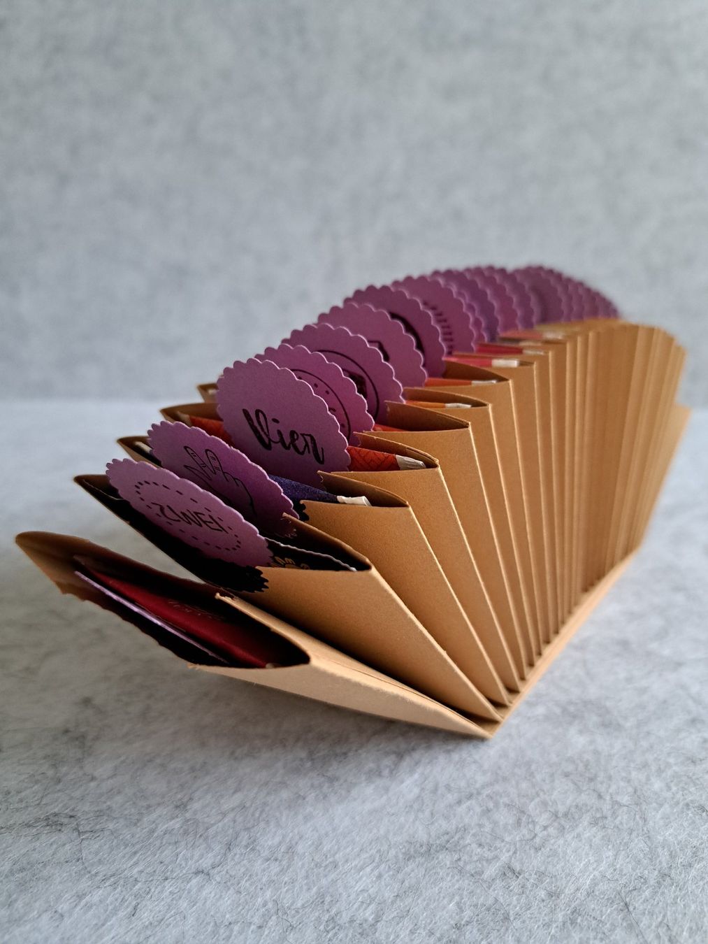 Calendari: Selbstgemachter Tee Adventskalender mit 24 Sorten – Nuovo e nell'imballaggio originale da Pfaffnau venduto da hjp01 5