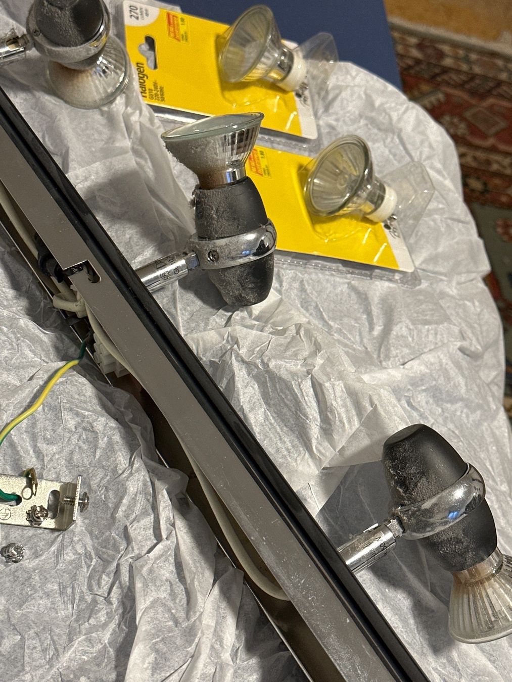 Lampen: Halogen Lampe Schwarz mit 2 Ersatz Lampen – Gebraucht aus Köniz von RetroBoy89 3