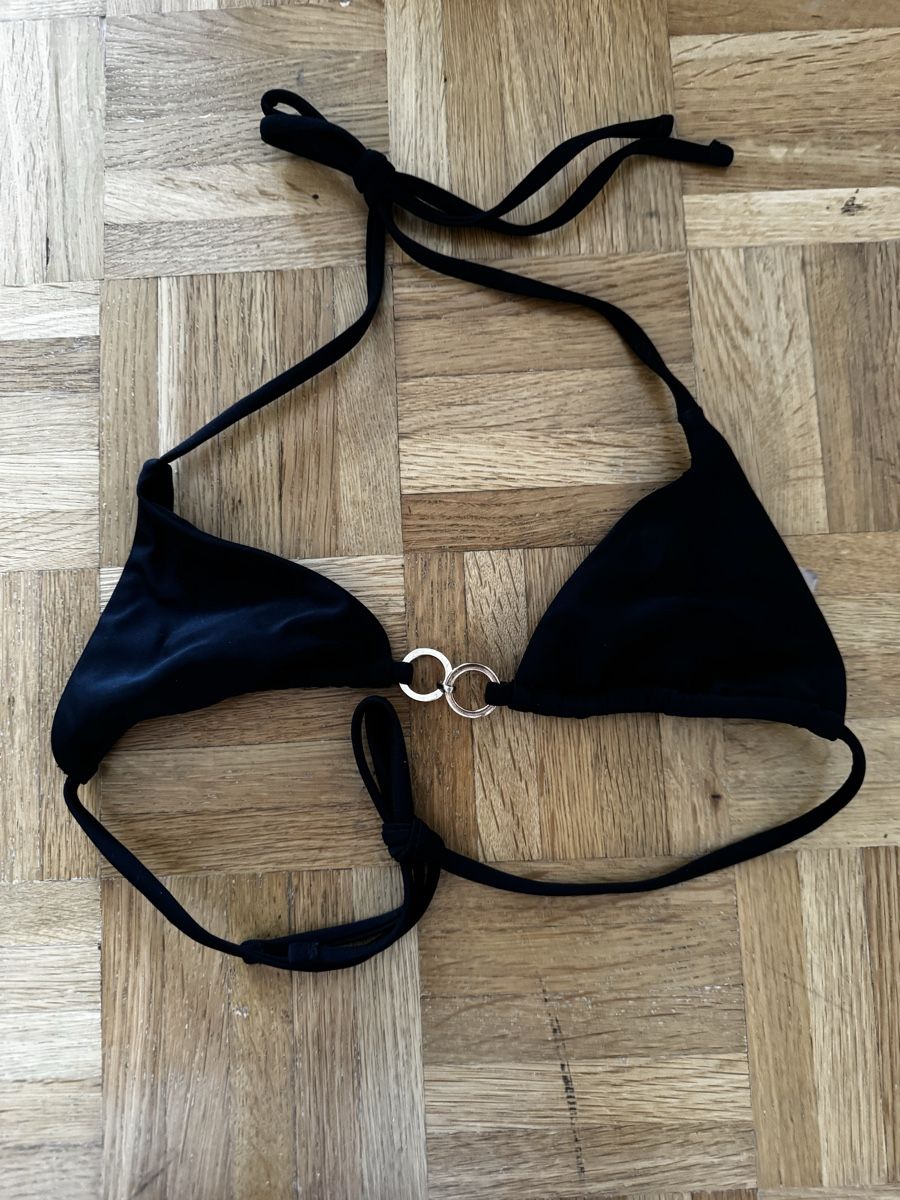 Costumi da bagno & Bikini: Black Triangle Bikini Top with Ring Detail - Size M – Nuovo (secondo la descrizione) da Zürich venduto da forestF4iry