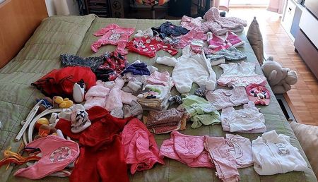 Baby kleider, bettwäsche und bettumrandung