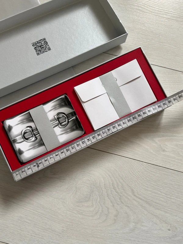 Alle Dekorationen: Gucci Grußkartenbox für Feiertage – Neu und originalverpackt aus Auw von Neo_z2rq 9