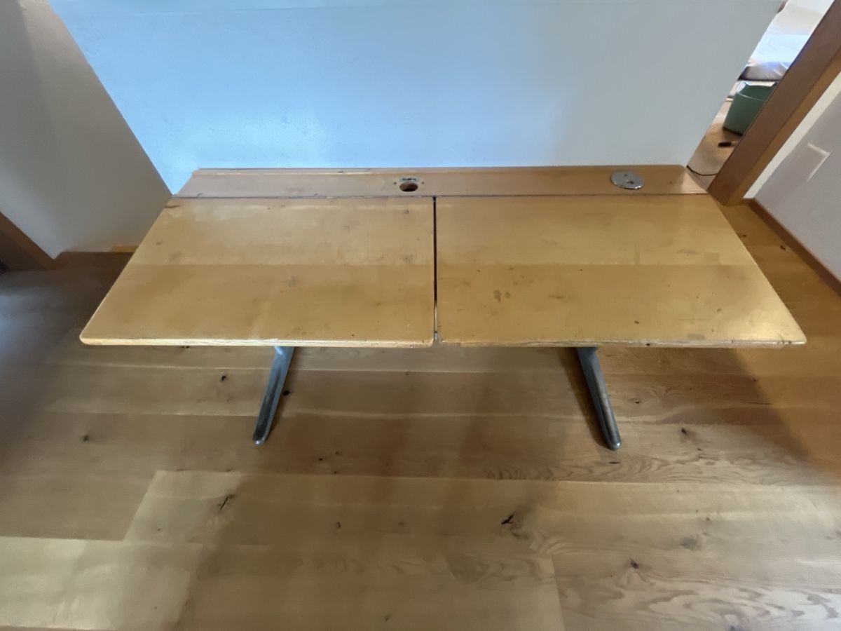 Schreibtische: Schultisch retro  Holz Metall  – Gebraucht aus Appenzell von coeri-b
