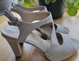 Sandaletten Wildleder in grau/beige, 10 cm Absatz