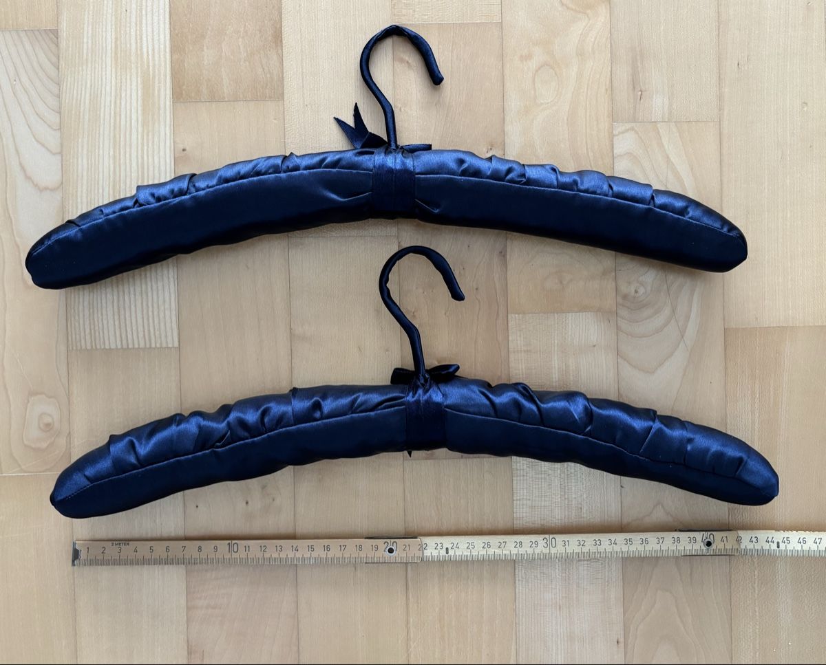 Appendiabiti: 2x Satin Kleiderbügel – Nuovo (secondo la descrizione) da Winterberg ZH venduto da vanilleinspiration 1