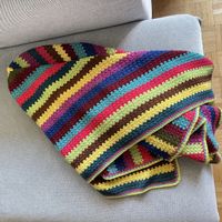 Handgestrickte Decke mehrfarbig gestreift