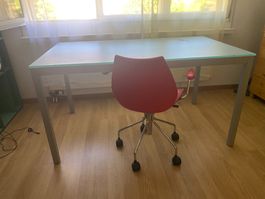Moderner Arbeitstisch mit Glas-Tischplatte