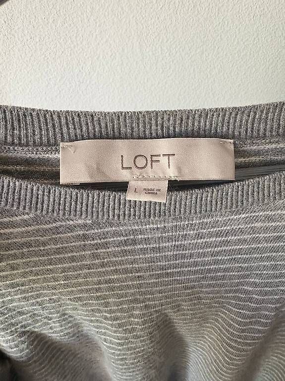 Top: LOFT Grey striped long sleeve top – Usato da Birsfelden venduto da Vic_toria