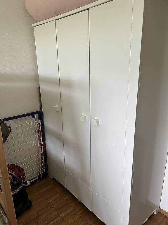 Armoires: Dreitüriger Kleiderschrank  – D'occasion à Muttenz par Kral55 1