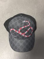 Cap mit Schlangen-Motiv