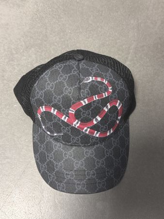 Cap mit Schlangen-Motiv